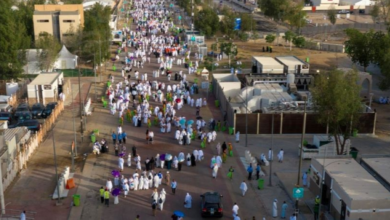 Pilgrims flocked to Namira Mosque to perform the noon and afternoon prayers