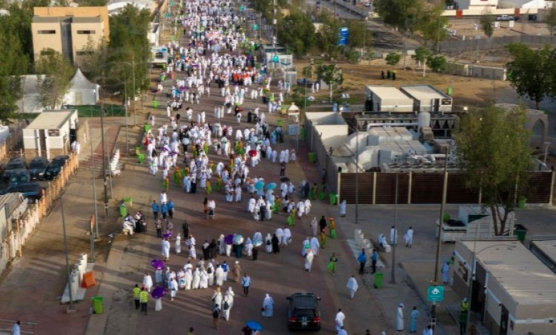 Pilgrims flocked to Namira Mosque to perform the noon and afternoon prayers