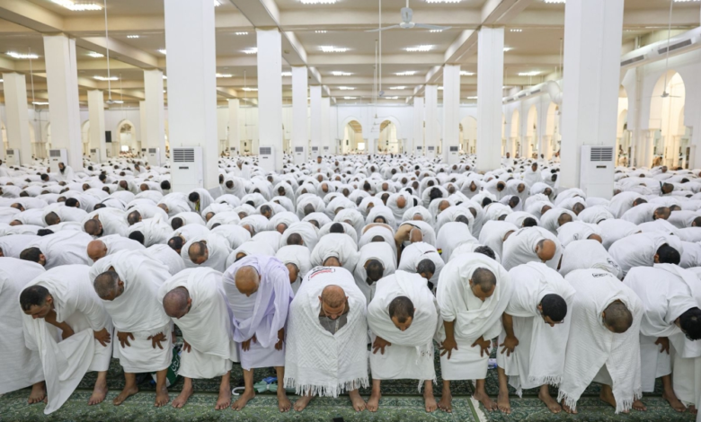 حجاج بيت الله في مسجد نمرة: صلاة وخشوع يوم عرفة