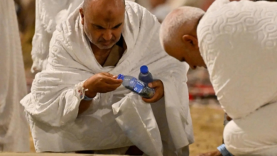 الحجاج يجمعون حصى الجمرات في مزدلفة: مناسك الحج وتنظيم متكامل