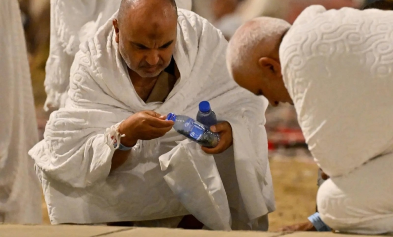 الحجاج يجمعون حصى الجمرات في مزدلفة: مناسك الحج وتنظيم متكامل