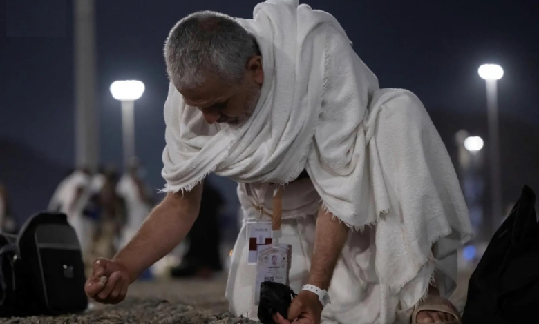 الحجاج يرمون جمرة العقبة الكبرى: أمن وتنظيم متكامل