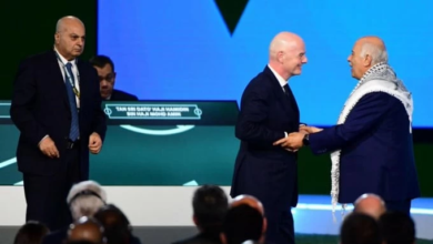 الرجوب يرفض مصافحة ممثل إسرائيل في كونغرس الفيفا