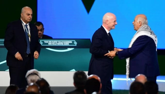 الرجوب يرفض مصافحة ممثل إسرائيل في كونغرس الفيفا
