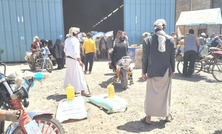 توزيع أغذية فاسدة في اليمن: اتهامات للحوثيين تهدد حياة الملايين