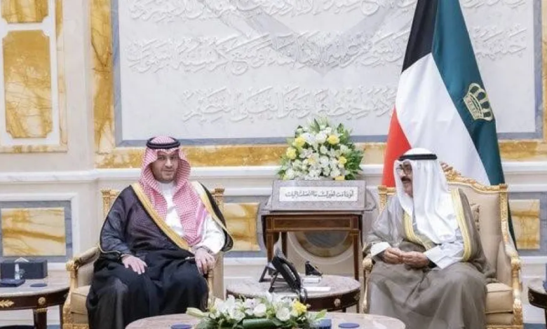 أمير الكويت يستقبل الأمير تركي بن محمد لبحث العلاقات الأخوية