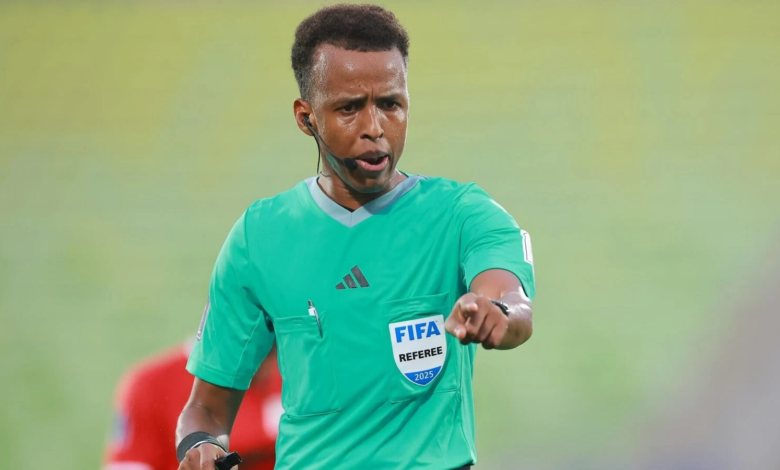 منع أفضل حكم أفريقي من مونديال 2026: قرار أمريكي يصدم الفيفا