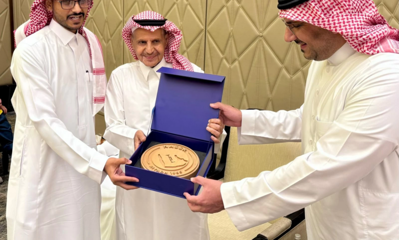 النصر يكرم فهد المشيقح بدرع وهدية في ليلة الوفاء