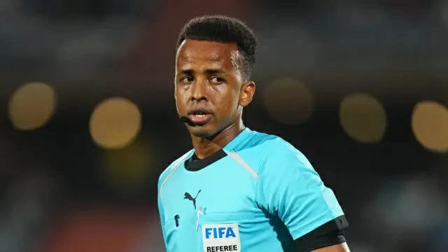 فيفا يكافئ الحكم الصومالي عمر أرتان رغم منعه من دخول أمريكا