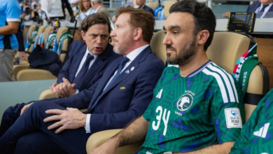 وزير الرياضة السعودي يرتدي قميص المنتخب دعماً للأخضر