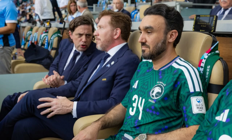 وزير الرياضة السعودي يرتدي قميص المنتخب دعماً للأخضر