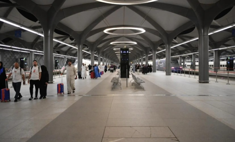A touching initiative to bid farewell to pilgrims in Mecca with gifts and flowers