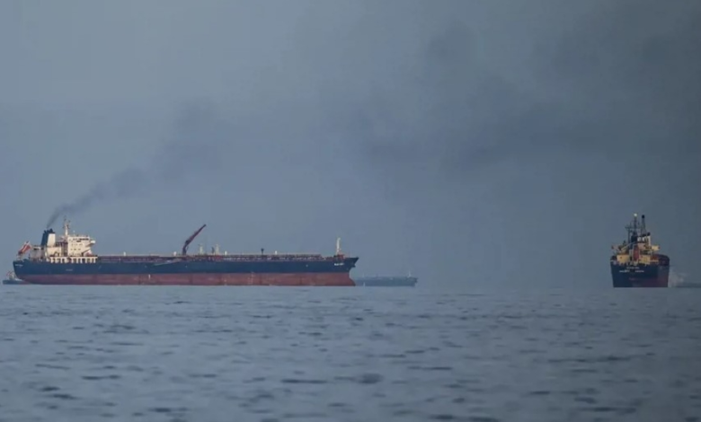 انفجار سفينة قبالة جنوب العراق.. غموض وتداعيات إقليمية