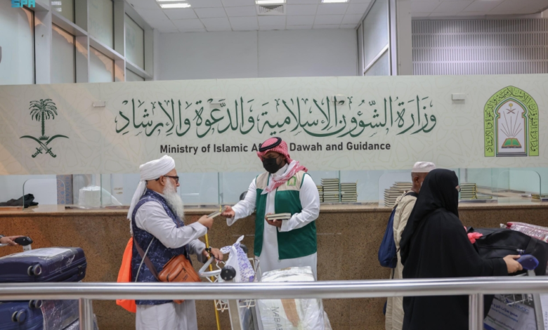 هدية خادم الحرمين الشريفين: توزيع المصاحف على الحجاج بجدة