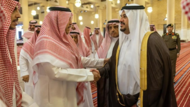 نائب أمير الرياض يؤدي صلاة الميت على الأميرة سارة بنت عبدالمحسن
