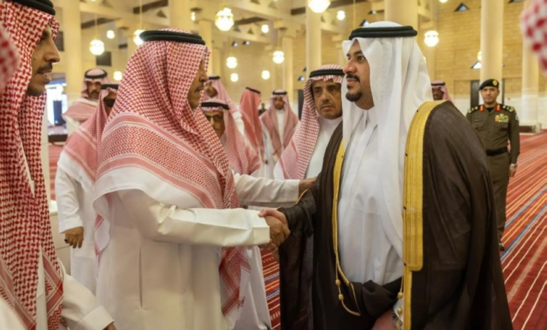 نائب أمير الرياض يؤدي صلاة الميت على الأميرة سارة بنت عبدالمحسن