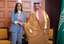 وزير الخارجية يبحث التطورات في المنطقة مع نظيرته الكندية