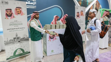 توزيع هدية خادم الحرمين الشريفين على الحجاج المغادرين بجدة