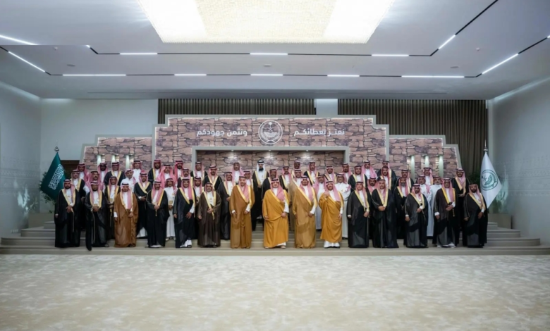 وزير الداخلية يلتقي متقاعدي الوزارة بالباحة.. لفتة وفاء وتقدير