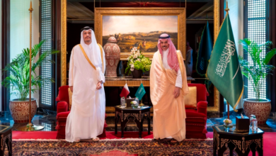 وزير الخارجية السعودي يلتقي نظيريه القطري والعماني في المنامة