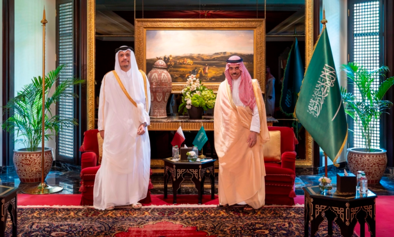 وزير الخارجية السعودي يلتقي نظيريه القطري والعماني في المنامة