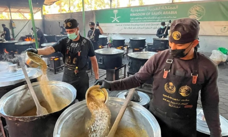 مركز الملك سلمان للإغاثة: 25 ألف وجبة لدعم النازحين بغزة