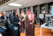 وزير الإعلام يزور مقر إعلامي جديد في الرياض بتقنيات متطورة