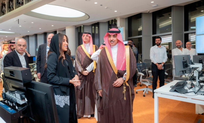 وزير الإعلام يزور مقر إعلامي جديد في الرياض بتقنيات متطورة
