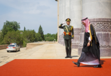 السعودية والصين: تأكيد مشترك على ضمان أمن الملاحة بمضيق هرمز