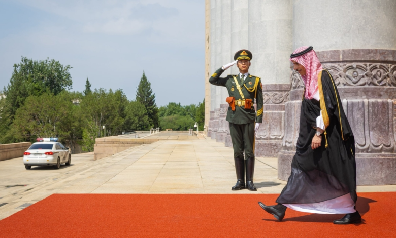 السعودية والصين: تأكيد مشترك على ضمان أمن الملاحة بمضيق هرمز