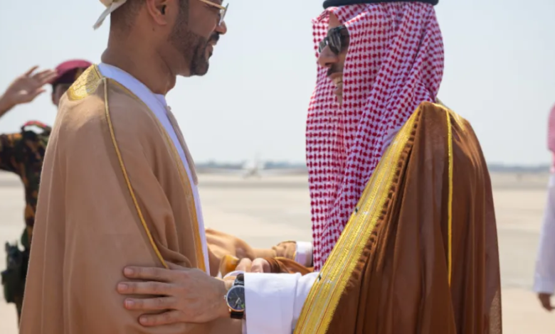وزير الخارجية السعودي في سلطنة عمان: تعزيز التعاون الثنائي