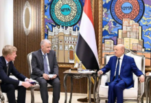 العليمي يصعد دبلوماسياً ضد التهديد الحوثي الإيراني باليمن