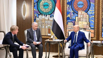 العليمي يصعد دبلوماسياً ضد التهديد الحوثي الإيراني باليمن