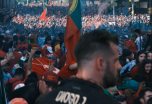 كريستيانو رونالدو يحتفل مع الجماهير بتأهل البرتغال لكأس العالم