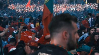 كريستيانو رونالدو يحتفل مع الجماهير بتأهل البرتغال لكأس العالم