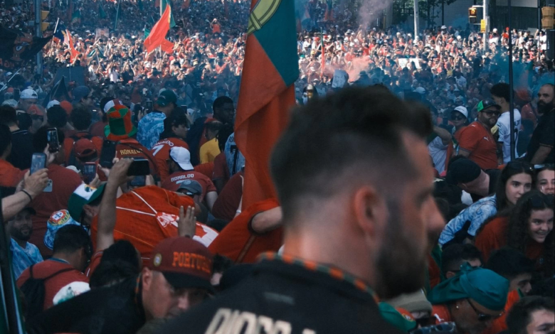 كريستيانو رونالدو يحتفل مع الجماهير بتأهل البرتغال لكأس العالم