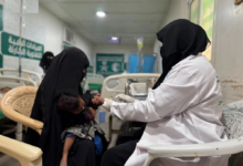 العيادات المتنقلة في الخوخة تقدم خدماتها لآلاف اليمنيين