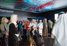 معتمرو 16 دولة يزورون متحف السيرة النبوية بالمدينة المنورة