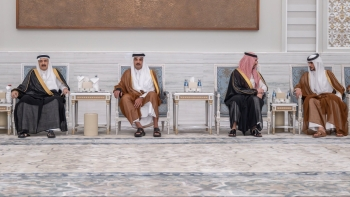 الأمير منصور بن متعب ينقل تعازي القيادة لأمير قطر في وفاة الشيخ حمد بن خليفة