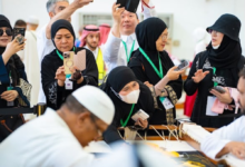 ضيوف خادم الحرمين يزورون مصنع كسوة الكعبة في مكة المكرمة