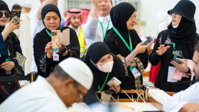ضيوف خادم الحرمين يزورون مصنع كسوة الكعبة في مكة المكرمة