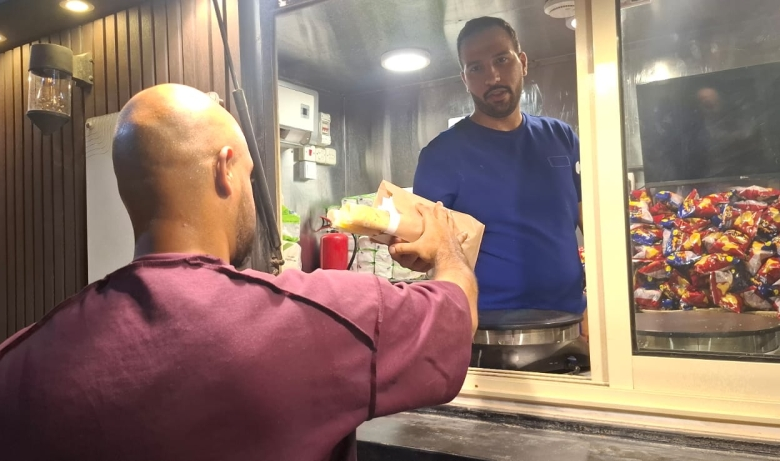 مشاريع الفود ترك: استراتيجيات النجاح في مواجهة حرارة الصيف