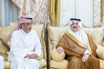 أمير الشرقية يقدم التعازي لأبناء الدكتور بكر بن عبدالله بن بكر في وفاة والدهم