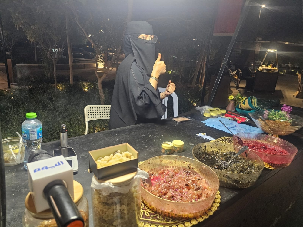 من ورد المدينة إلى البخور.. حرفية سعودية تصنع منتجاتها بمكونات محلية