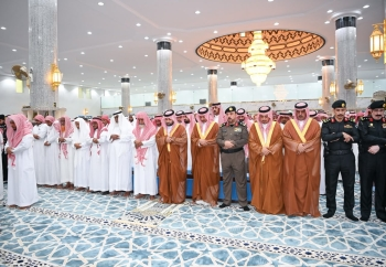 أم وأطفالها الأربعة.. أمير جازان يؤدي صلاة الميت على ضحايا حريق صامطة