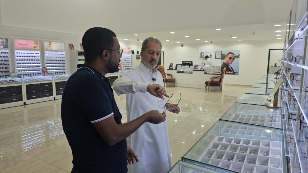 العودة للمدارس تجدد الاهتمام بصحة العين.. ومختصون ينصحون بالإطارات المرنة