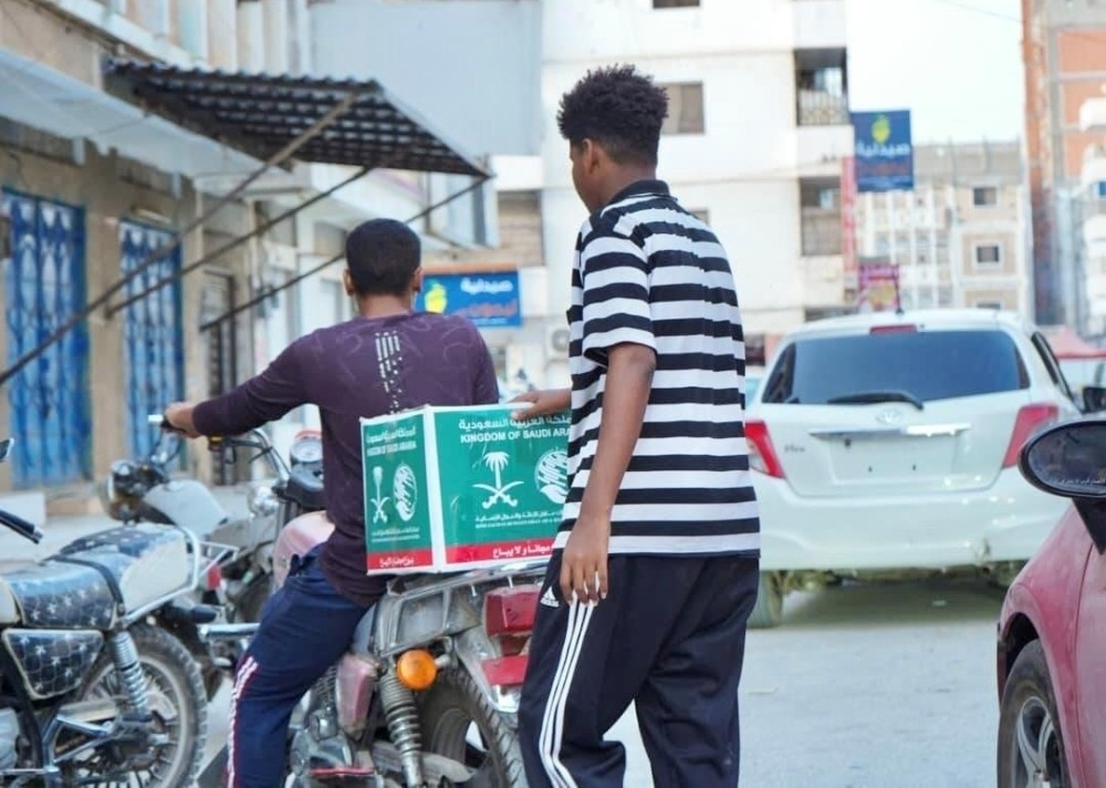 مركز الملك سلمان يواصل توزيع السلال الغذائية باليمن - واس