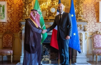 وزير الخارجية ونظيره الفرنسي يستعرضان سبل تعزيز العلاقات