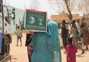 مركز الملك سلمان للإغاثة يوزع سلال غذائية في اليمن والسودان