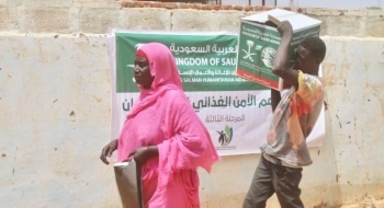 مركز الملك سلمان يواصل توزيع السلال الغذائية في اليمن والسودان